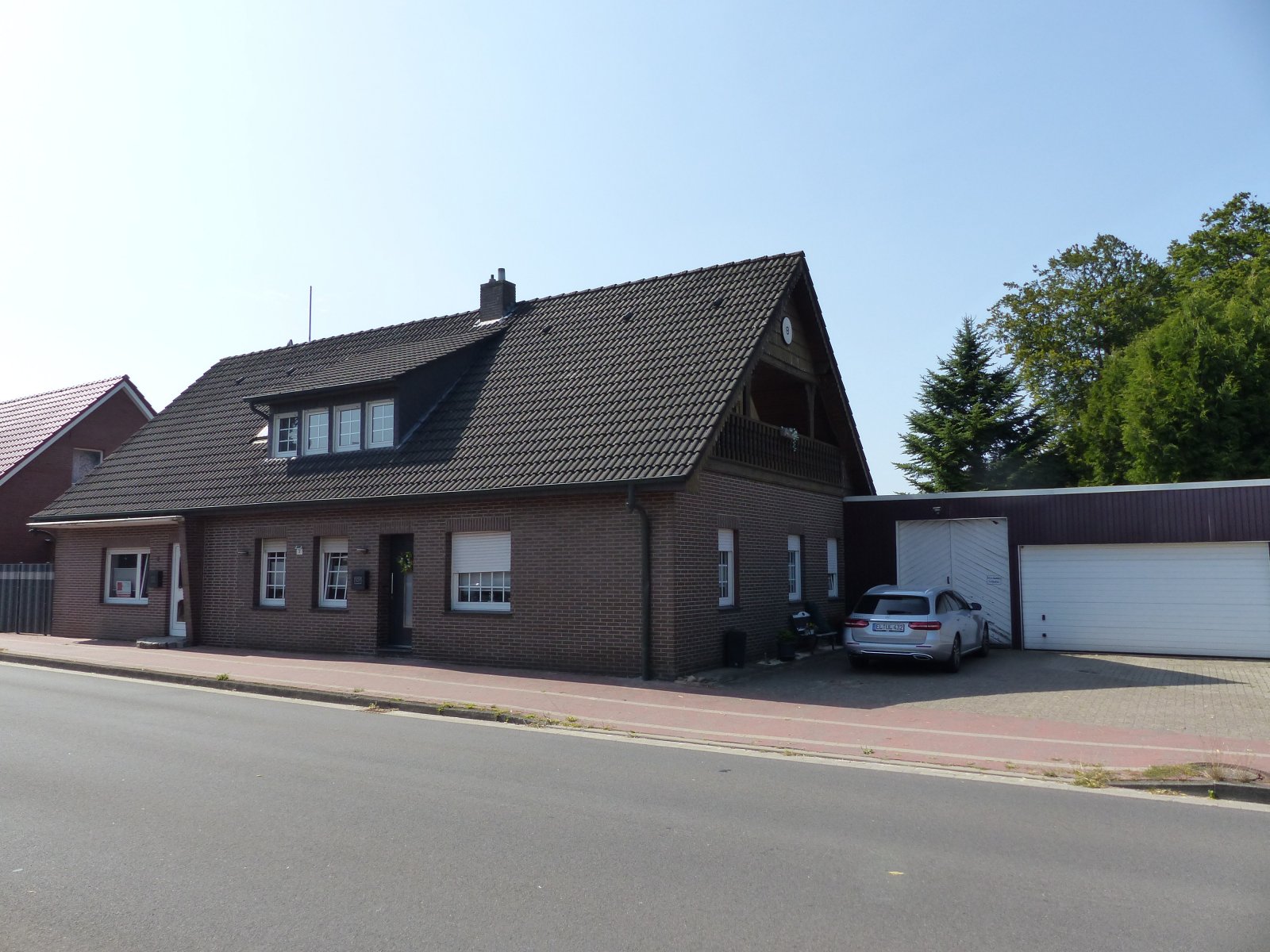 Geräumiges Einfamilienhaus mit Einliegerwohnung in zentraler Wohnlage!