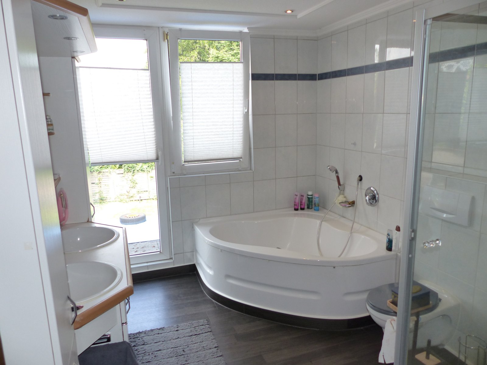 Geräumiges Einfamilienhaus mit Einliegerwohnung in zentraler Wohnlage!