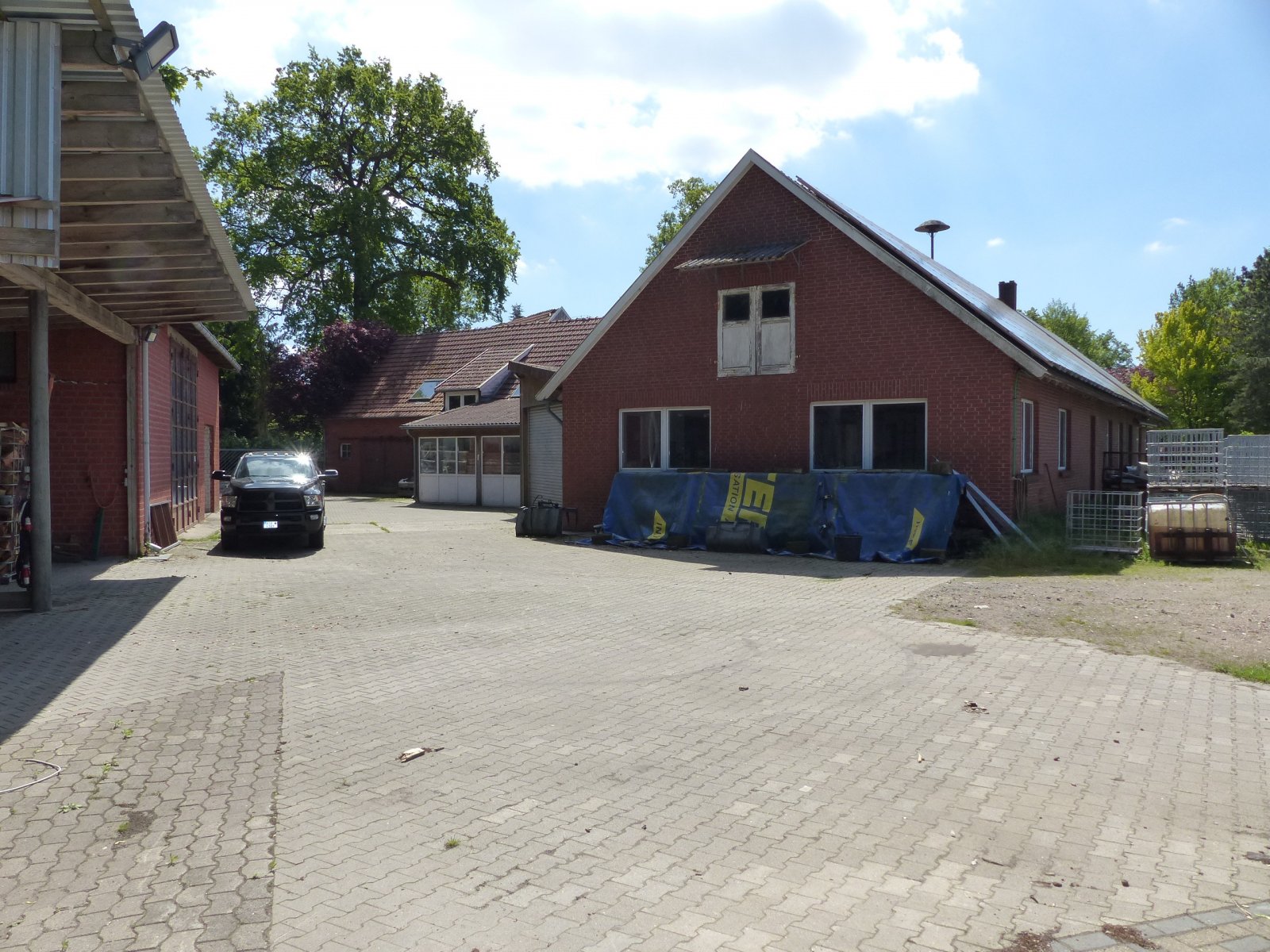 Großzügiges Wohnhaus mit Werkstatt, Hallen und vielfältigen Nutzungsmöglichkeiten in Außenlage!