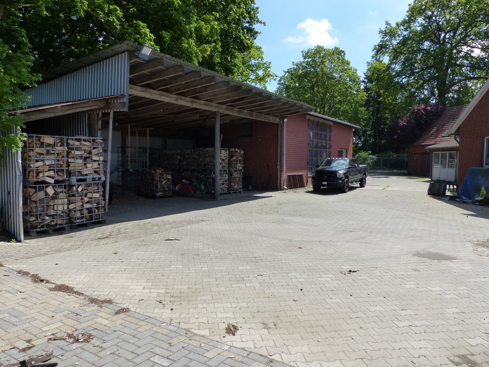 Großzügiges Wohnhaus mit Werkstatt, Hallen und vielfältigen Nutzungsmöglichkeiten in Außenlage!