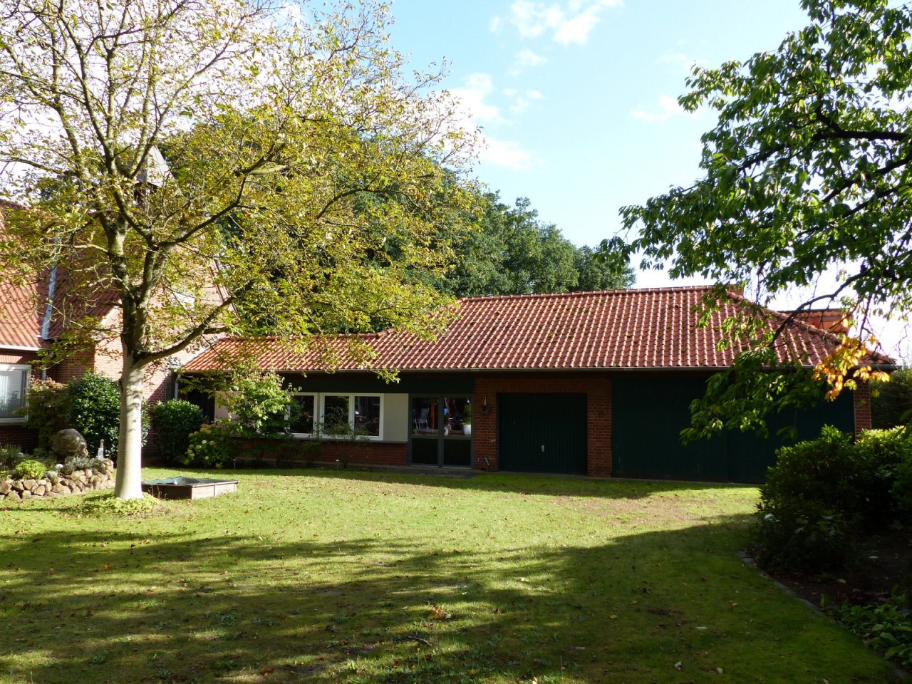 Nebengebäude / Garten Nebengebäude / Garten