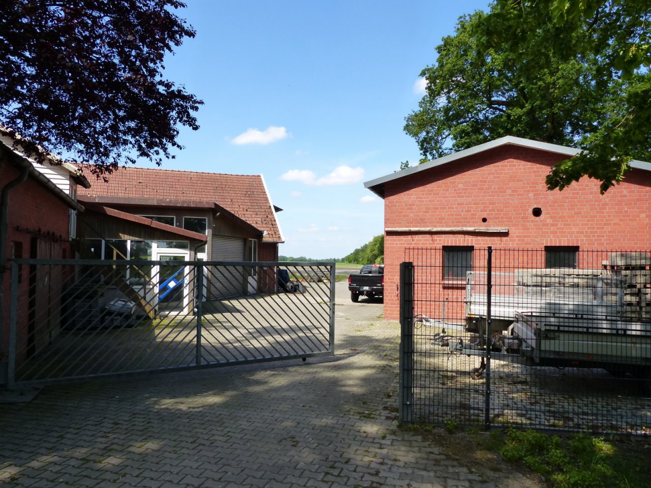 Einfahrt Hallen - Nebengebäude Einfahrt Hallen - Nebengebäude
